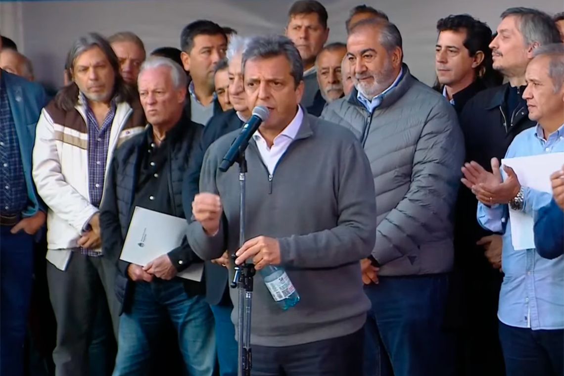 El ministro Sergio Massa hizo el anuncio rodeado de varios gremialistas que celebraron la medida. Captura.