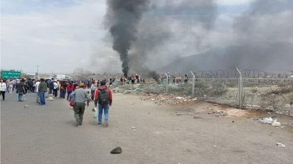 Perú: enfrentamientos en intento de toma del aeropuerto de Arequipa.