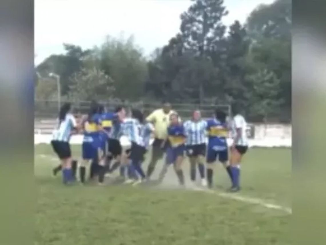 Un accidentado partido de fútbol femenino en Salta.