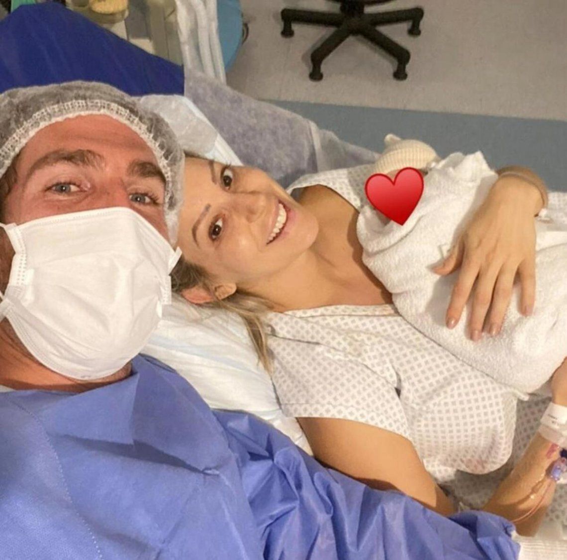 Noelia Marzol junto a su esposo Ramiro Arias luego de dar a luz a su primer hijo juntos.
