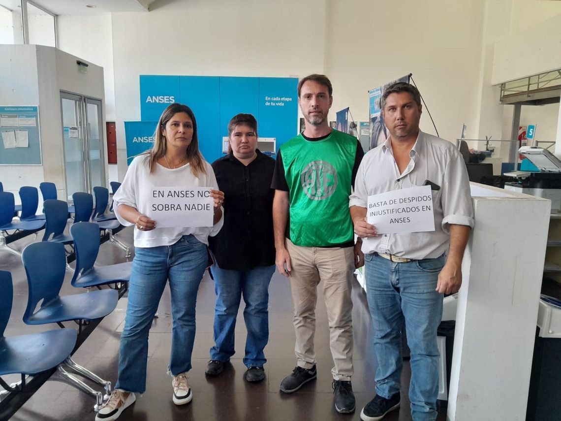 Protesta en delegaciones de ANSES de Ezeiza y San Vicente por despidos