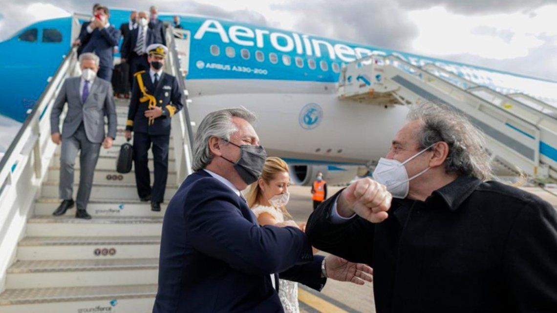 El presidente Alberto Fernández al arribar a Madrid.
