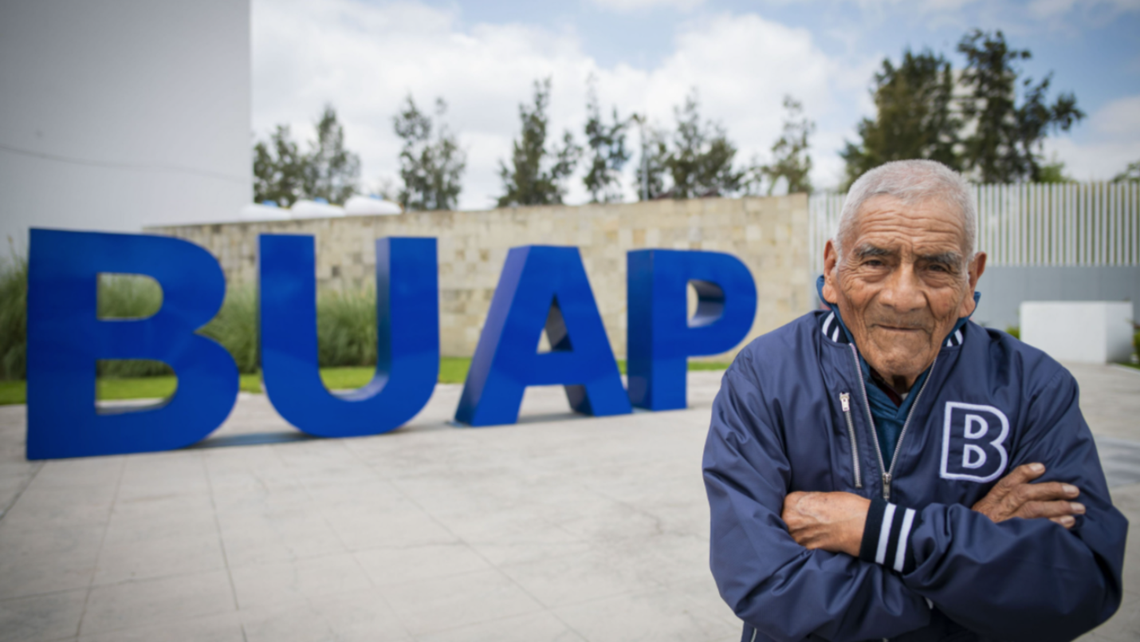 México: tiene 84 años y se recibió de ingeniero.