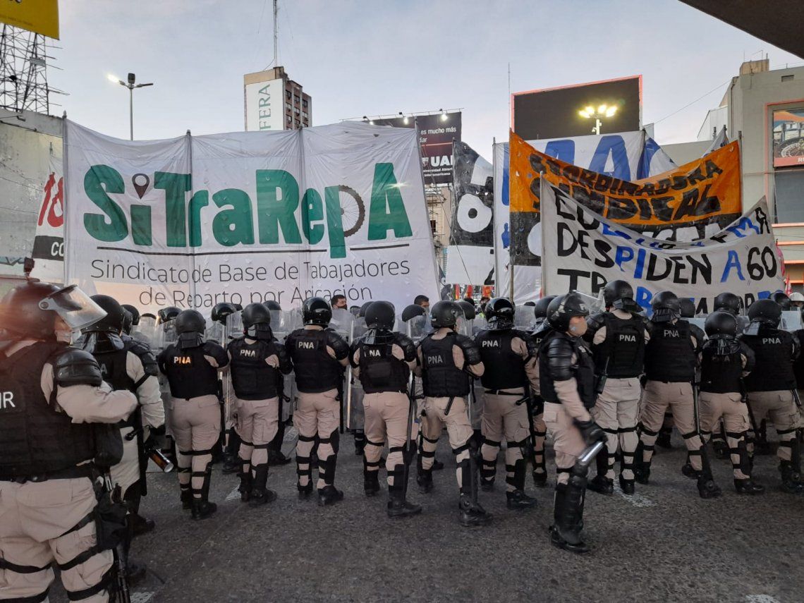 Desde temprano los trabajadores despedidos se apostaron para cortar el Puente Pueyrredón y quedaron enfrentados con las fuerzas de seguridad.