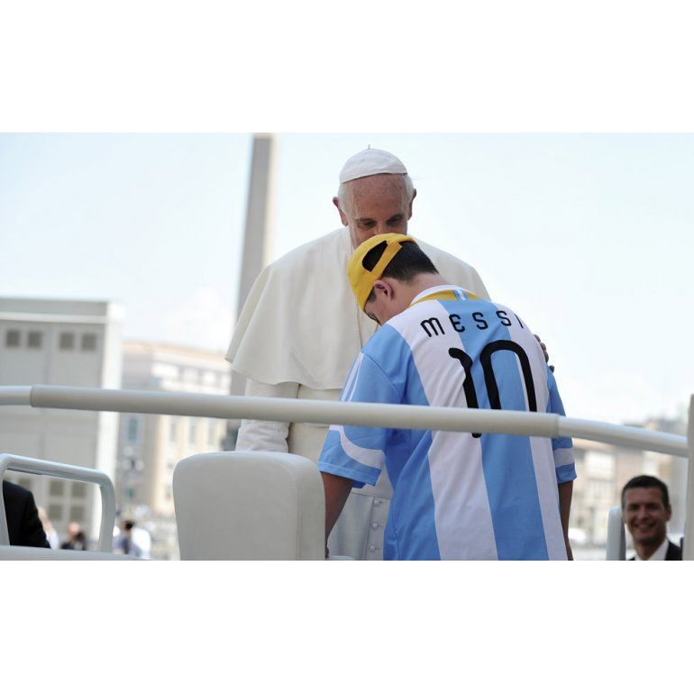Francisco dejó subir a un joven hincha de Messi a su papamóvil