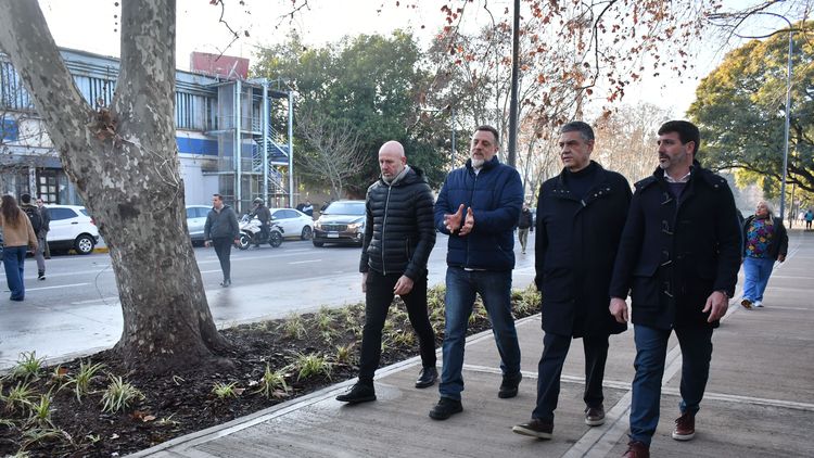 Jorge Macri y miembros de su gabinete recorren el paseo de Retiro donde funcionada la feria ilegal Perette