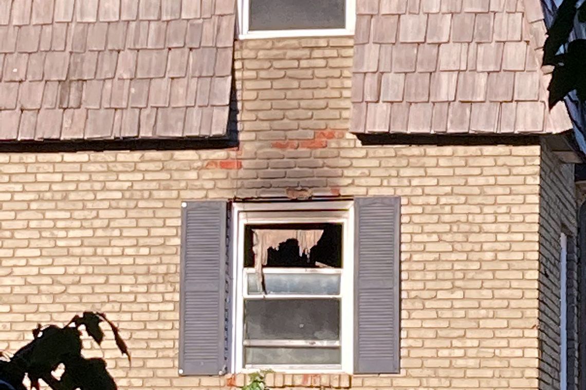 La ventana del lugar donde se encontraron los cuerpos muestra los rastros del incendio.
