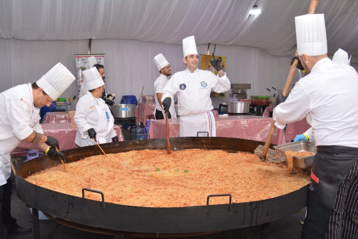 En Malvinas Argentinas se realizó la espaguetada más grande del mundo para celebrar el Dia de la Familia