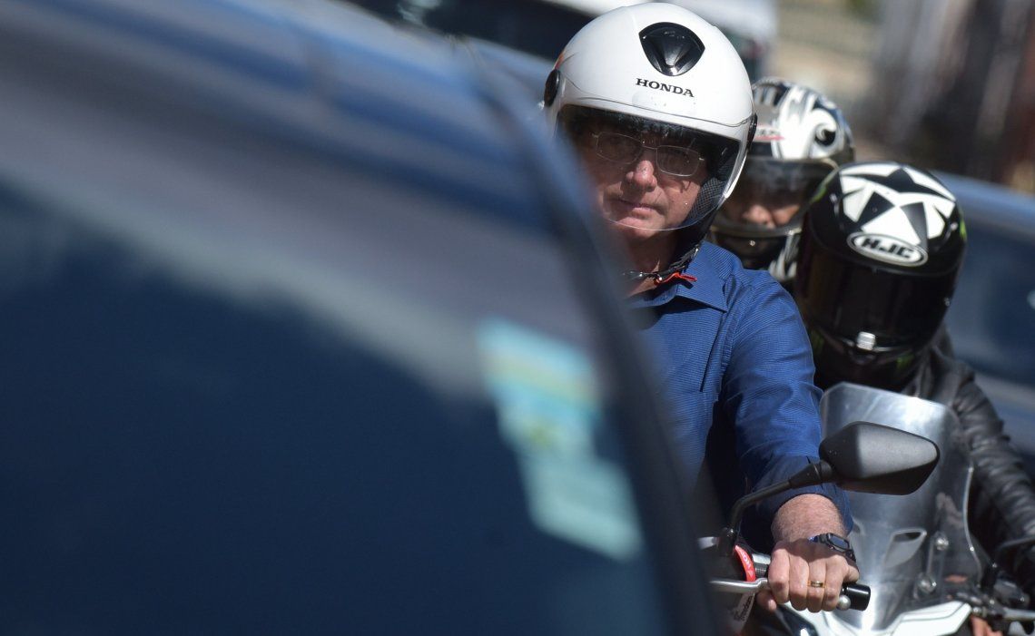 Bolsonaro circuló ayer en motocicleta por una avenida de Brasilia tras ser dado de alta y ser negativo en Covid.