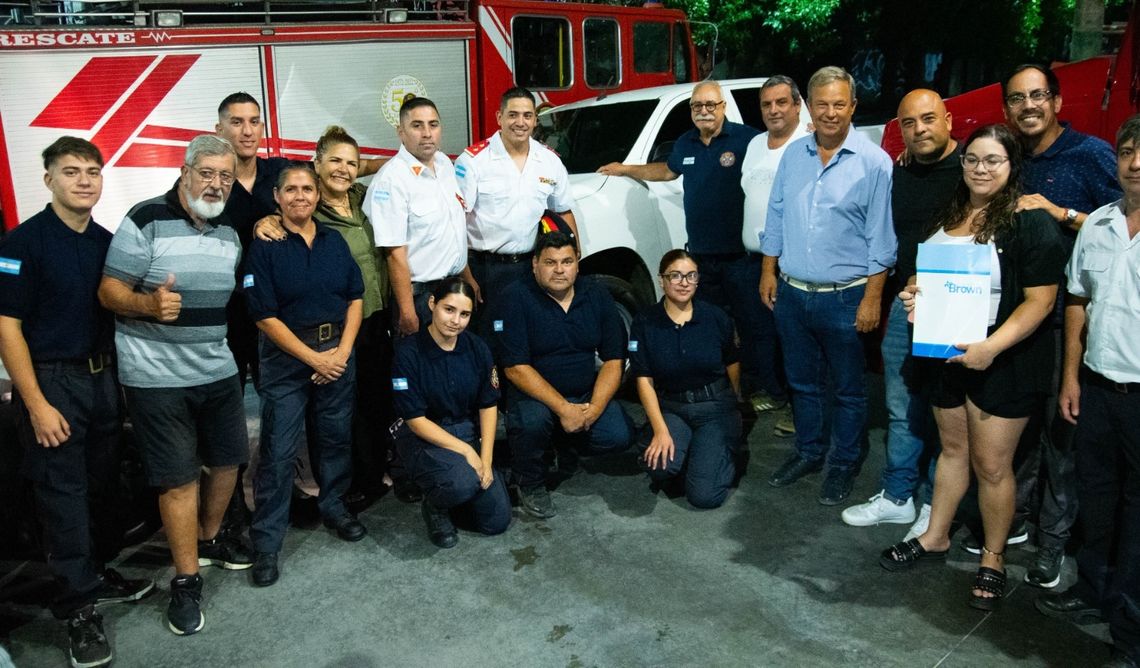 Bomberos de Glew recibieron una camioneta para fortalecer su ardua labor