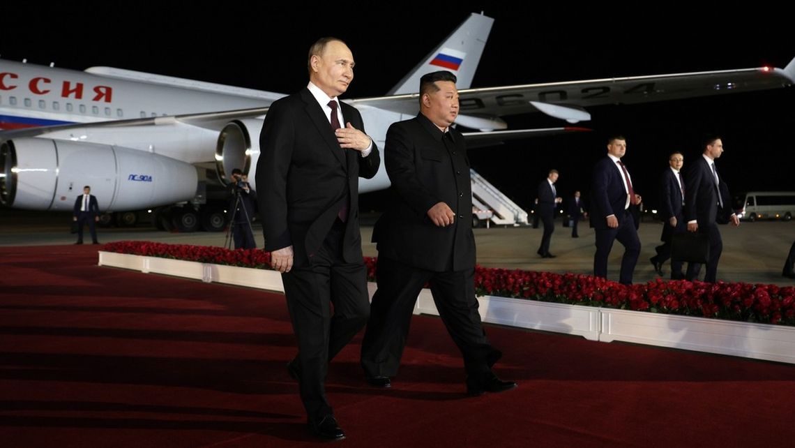 Vladímir Putin y Kim Jong-un en el aeropuerto de Pionyang  