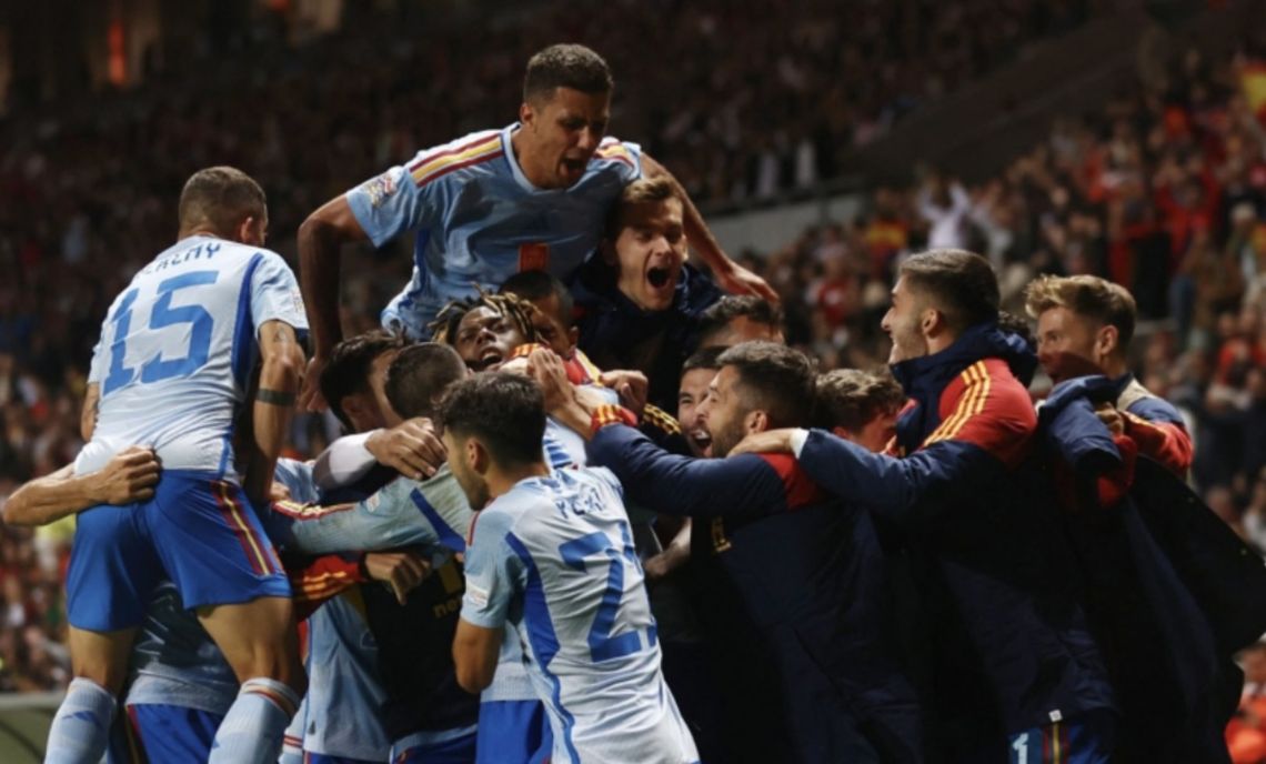 El festejo de España tras vencer a Portugal. 
