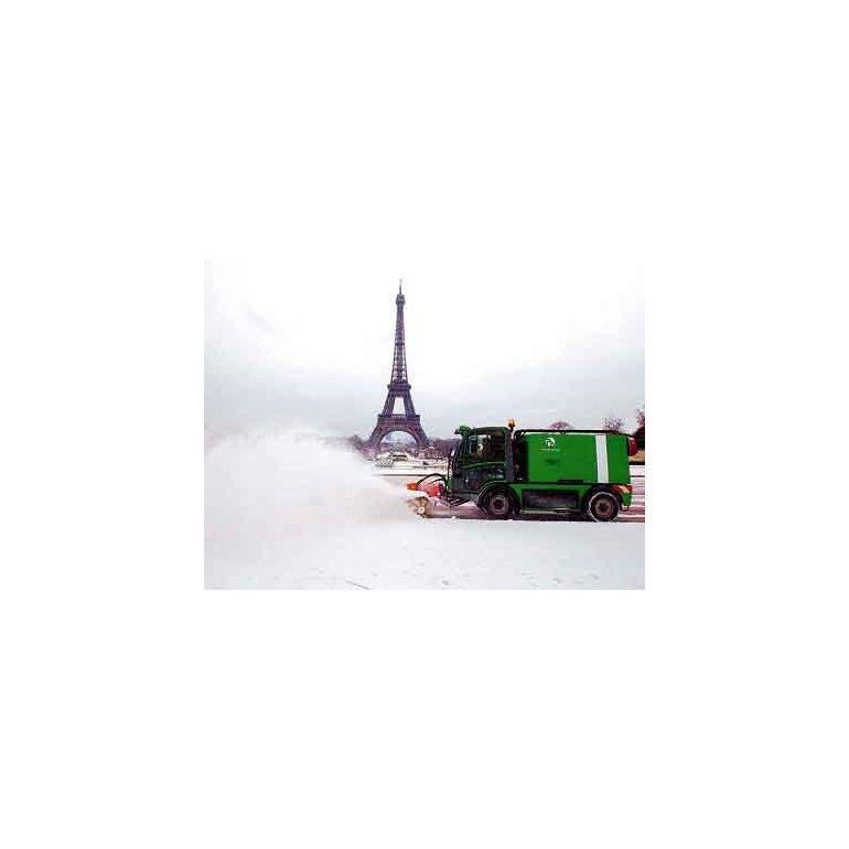 La Torre Eiffel es “testigo” del trabajo para apartar la nieve de los caminos en París.