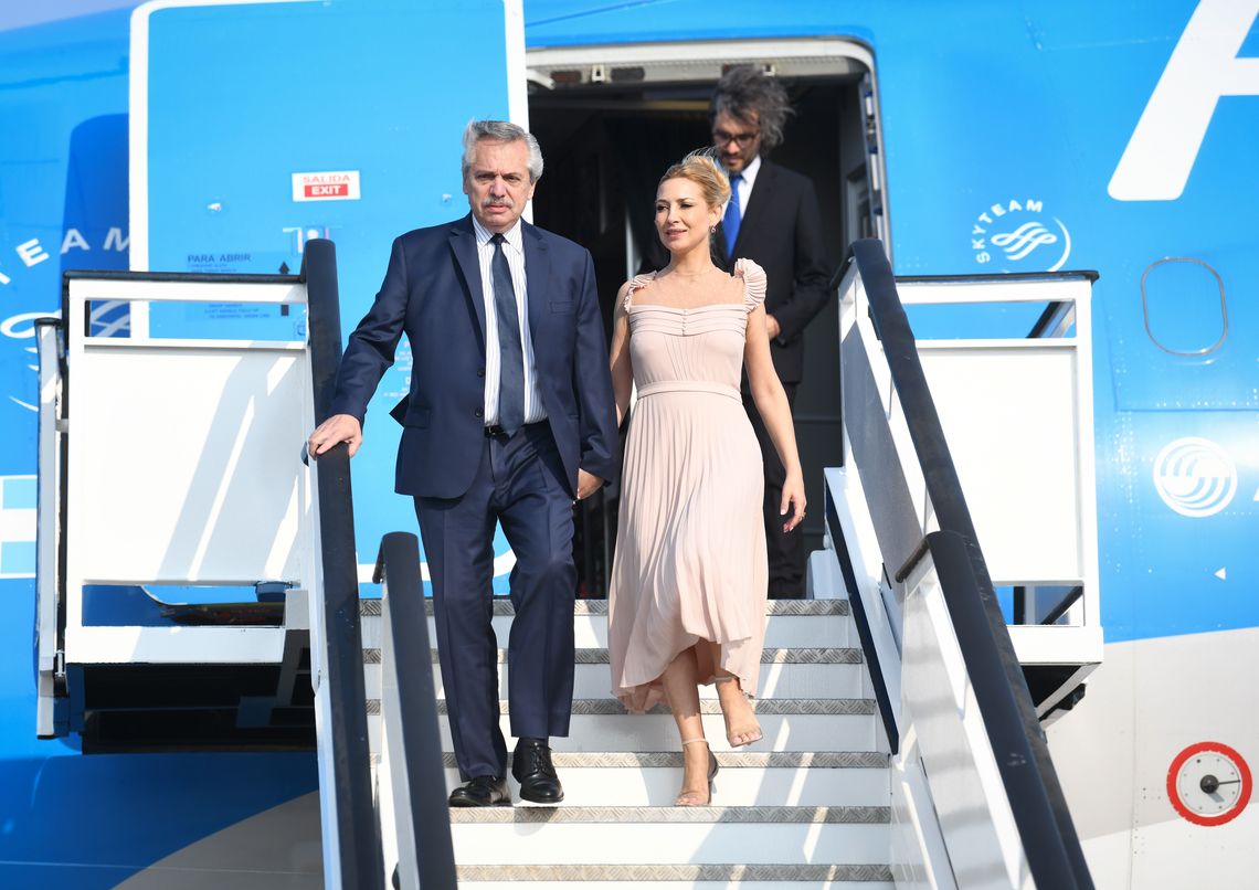 Alberto Fernández y Fabiola Yáñez descienden del avión en el aeropuerto John Fitzgerald Kennedy.