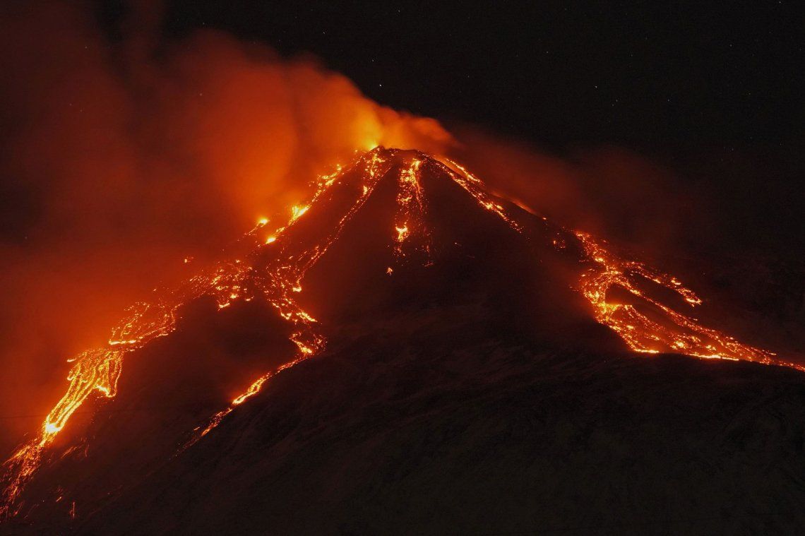 Tras seis meses de actividad, El Etna sigue creciendo y ahora es más alto que nunca