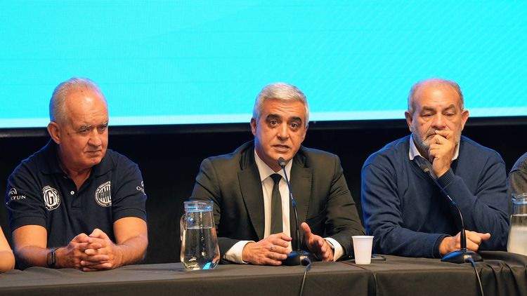 Franco Bartolacci (al centro) encabezó la conferencia de prensa en el CIN para convocar a la Marcha Universitaria del 12-05-26