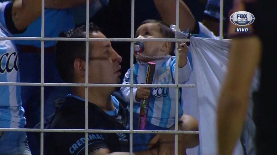 Indignante: un bebé con una bengala en la tribuna de Atlético Tucumán