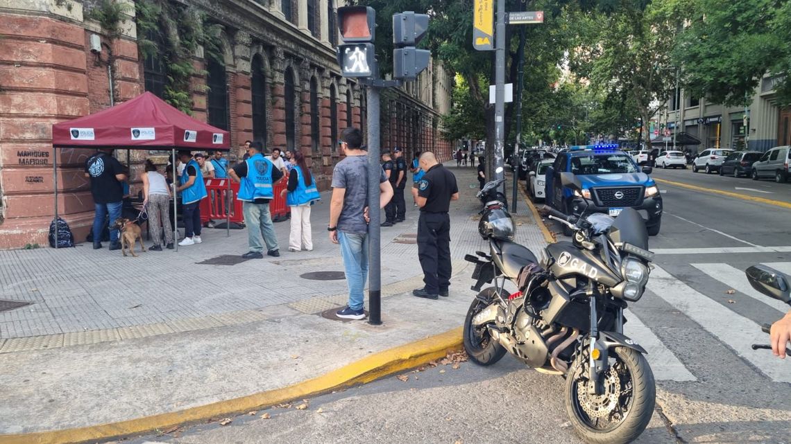 Fuerte operativo policial en el partido entre Boca y Argentinos.