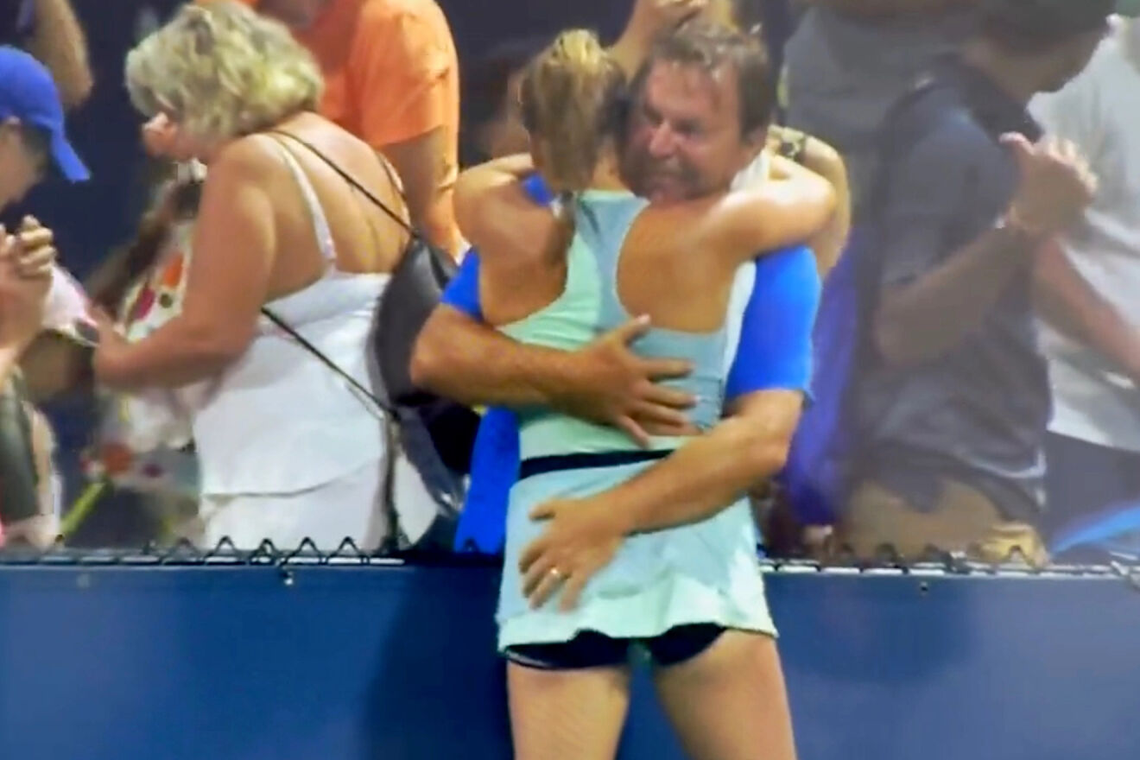 US Open: festejo de la tenista Sara Bejlek con su padre y su entrenador genera indignación