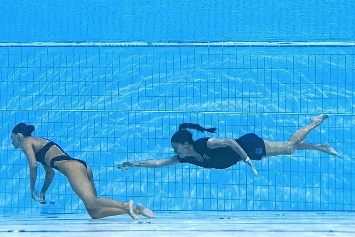 Dramático rescate: nadadora se desmayó en plena competencia y su entrenadora la salvó