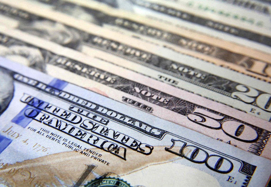 Dólar hoy: el oficial tuvo una leve suba y el blue ya pisa los $80