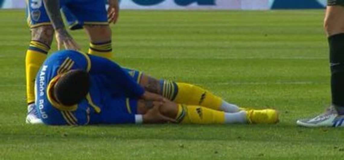 Marcos Rojo salió desconsolado y temen una grave lesión en la rodilla.
