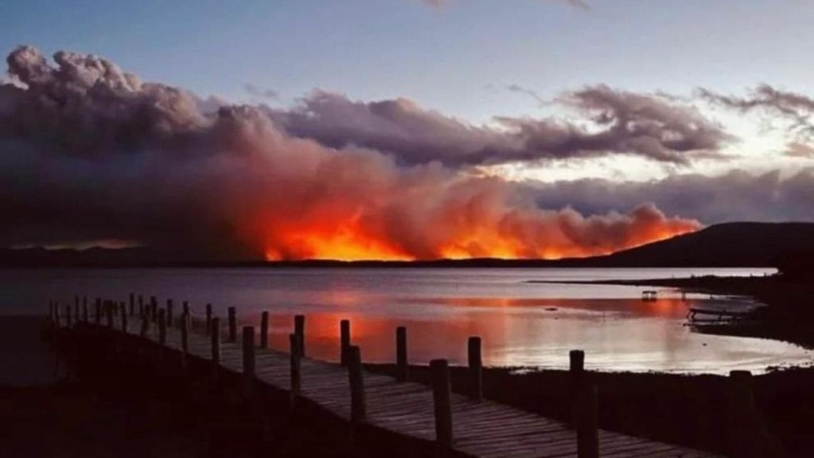 El incendio forestal en TIerra del Fuego lleva dos meses sin apagarse y consumió 10 mil hectáreas.