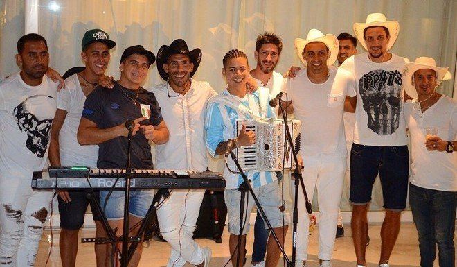 El cumple de Tevez con sus compañeros