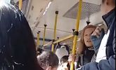 a las trompadas por una ventanilla abierta en un colectivo