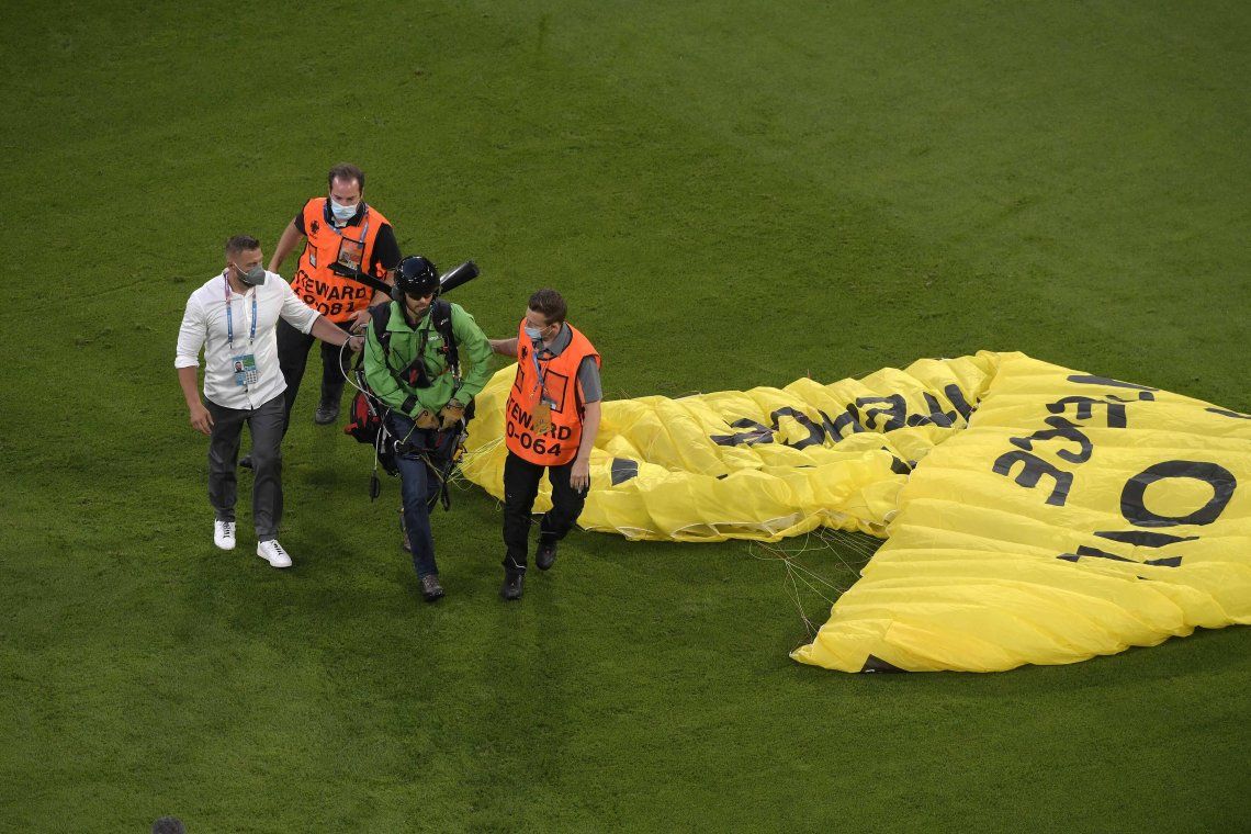 Un activista de Greenpeace se lanzó en el estadio Allianz Arena de Múnich con la frase: ¡Echen a patadas al petróleo!.