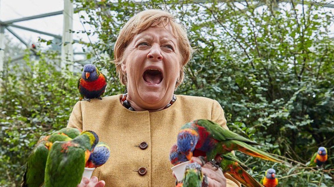 Merkel y un insólito momento.