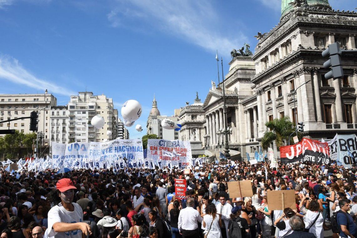 Miles de docentes marcharon y la CGT confirmó que habrá paro nacional