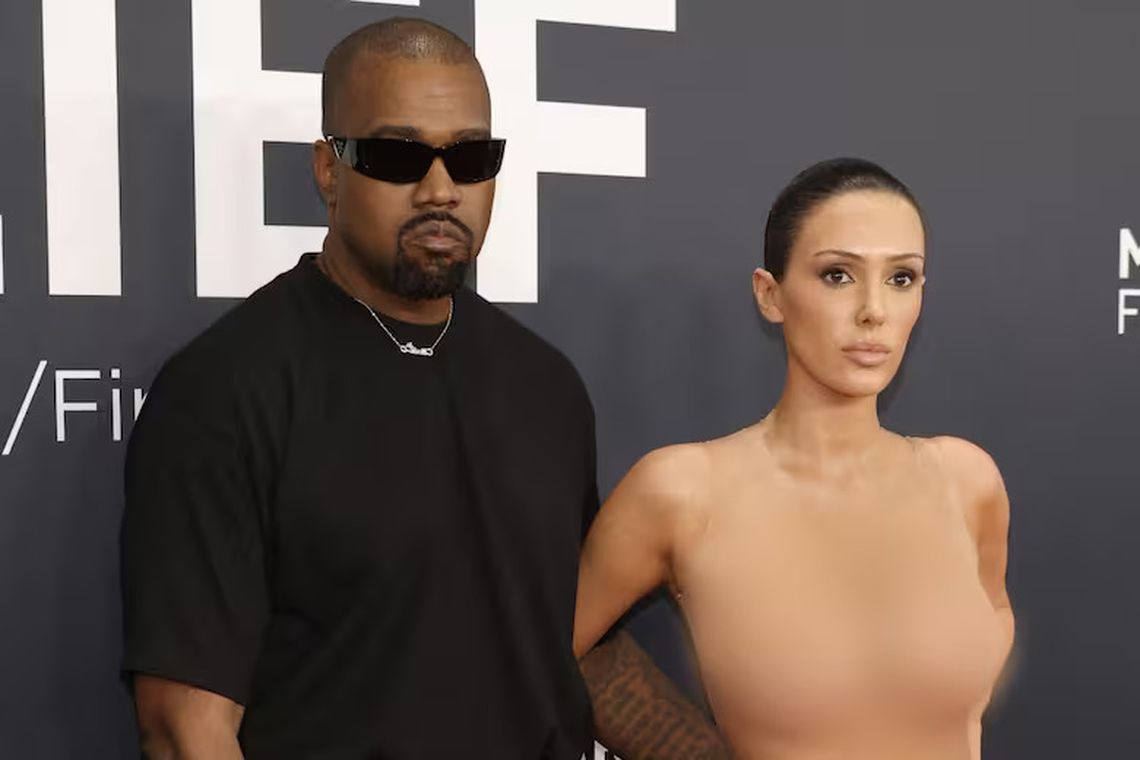 La esposa de Kanye West se dejó ver prácticamente desnuda.