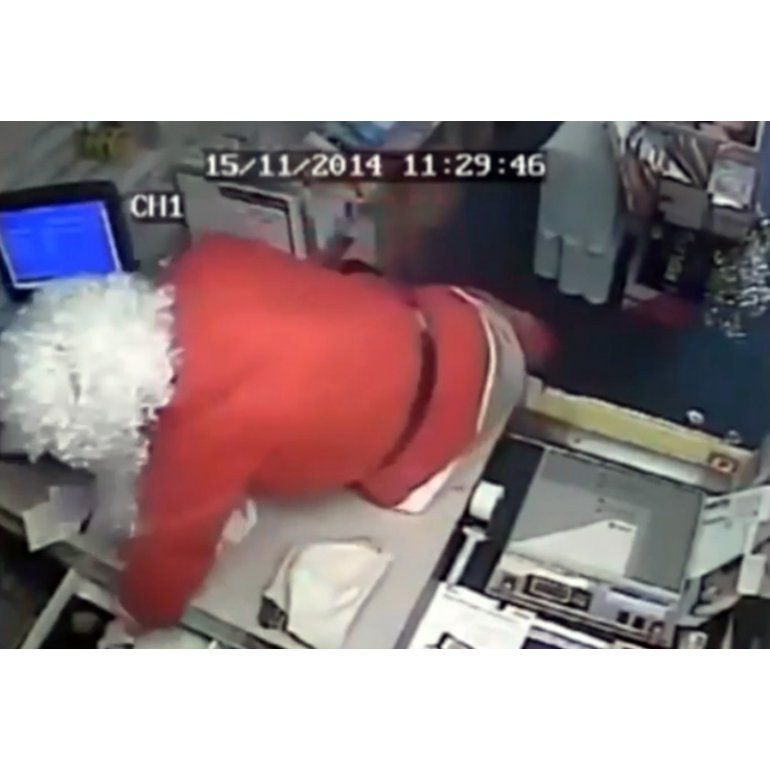Papá Noel asaltó un negocio y fue filmado