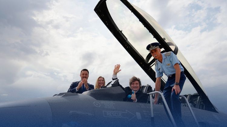 Después de la presentación, el presidente Javier Milei subió a uno de los aviones F-16.