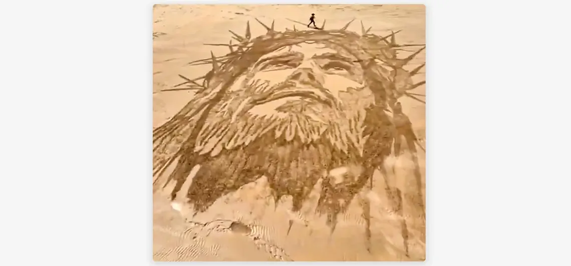 El retrato generó sorpresa entre quienes caminaban por la playa.