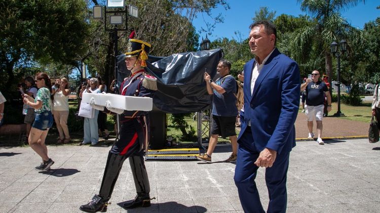 El sable corvo de San Martín llegó a San Lorenzo tras una emotiva despedida de 5.000 personas en el Museo Histórico.