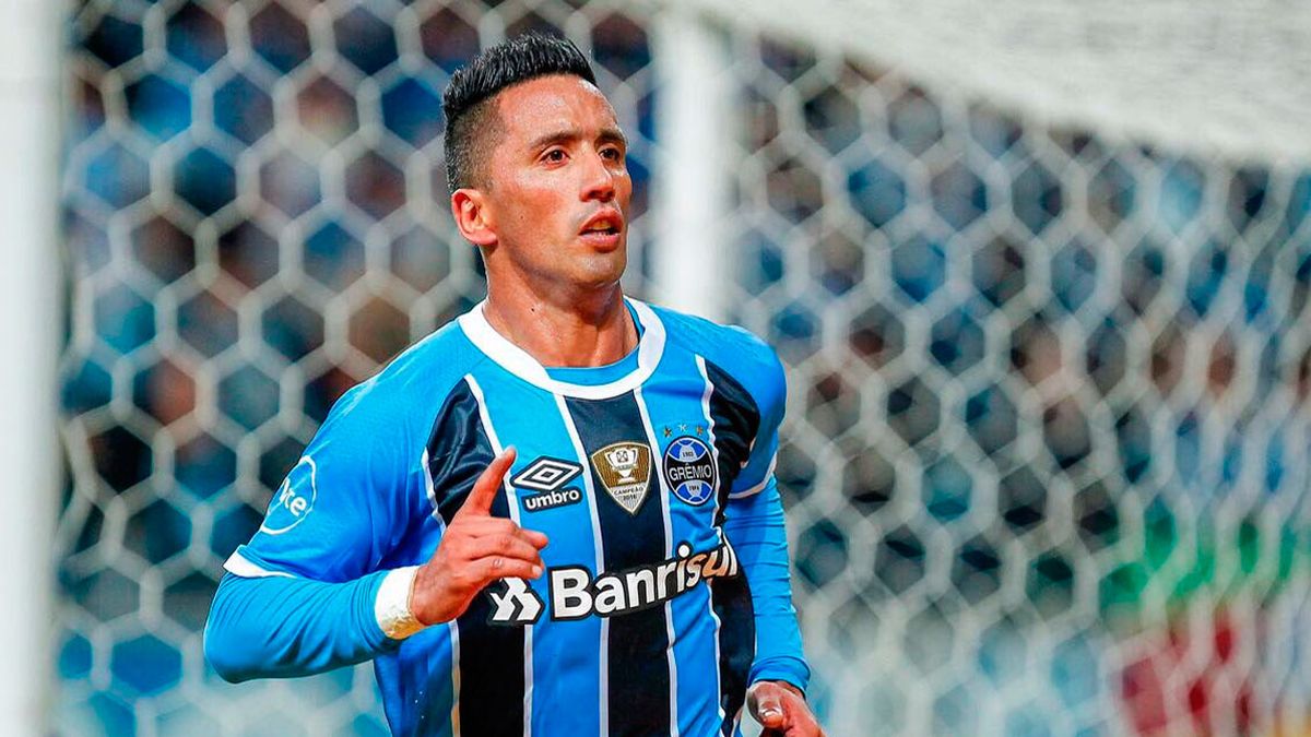 Lucas Barrios, el 9 que vuelve a estar en el radar de Huracán