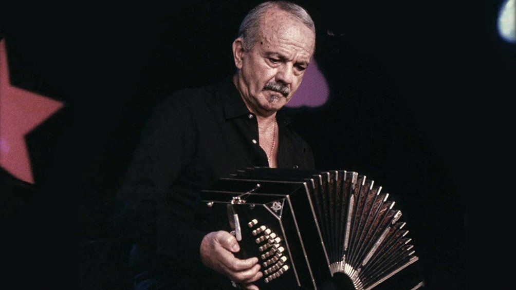 Piazzolla nació el 11 de marzo de 1921, en Mar del Plata, y murió el 4 de julio de 1992, en Buenos Aires.
