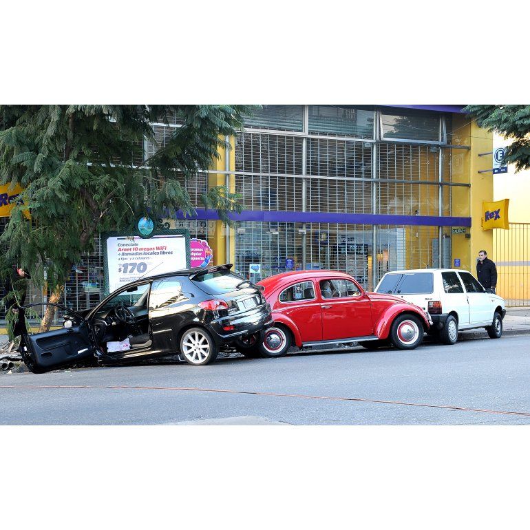 Conductor provoca choque entre tres autos: un herido