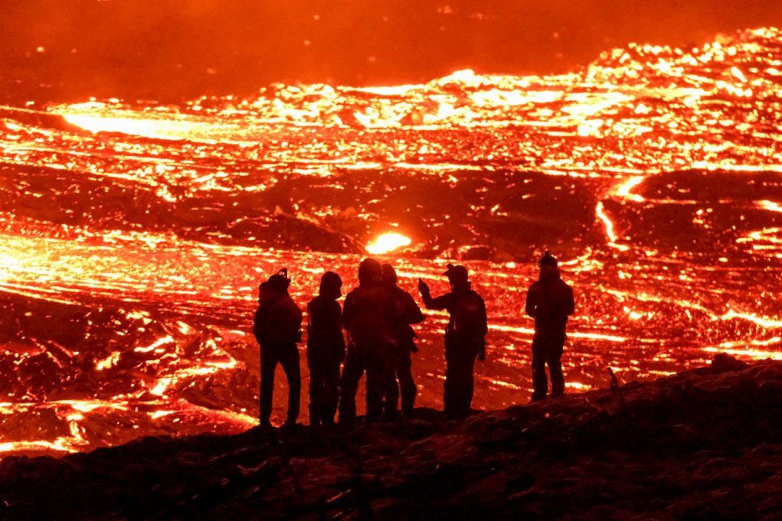 Islandia: erupción de un volcán. 