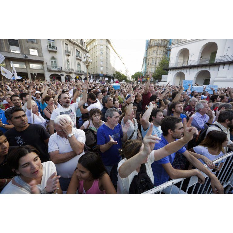 Manifestantes apoyaron a Víctor Hugo en un acto en Plaza de Mayo
