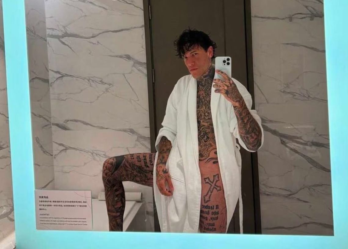 El mediático compartió su costado más sexy, desnudo y semi tapado por una bata. 