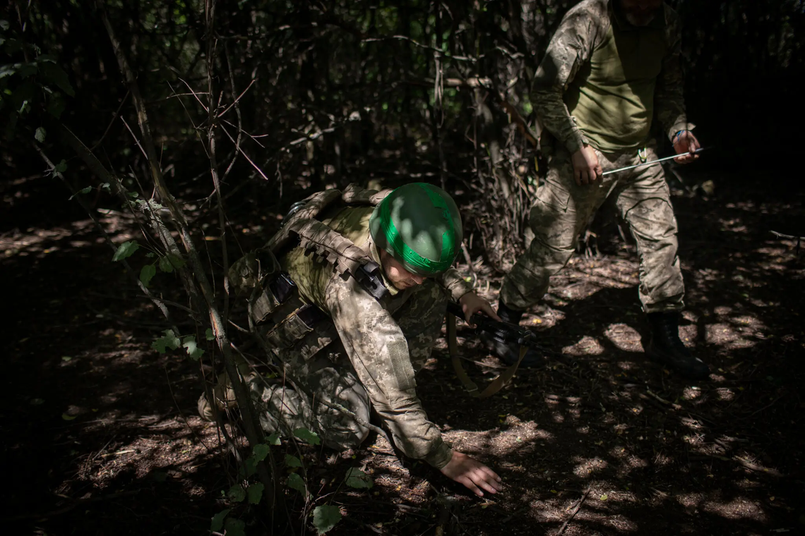 Los infantes de marina ucranianos participaron en un entrenamiento antiminas cerca de la línea del frente en el sureste de Ucrania el mes pasado/Diego Ibarra Sánchez para The New York Times
