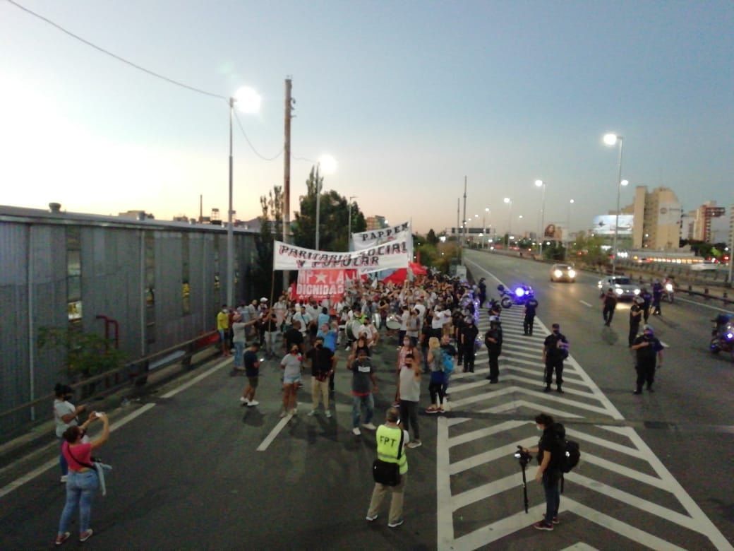 Movimientos sociales marchan hacia La Plata por la autopista