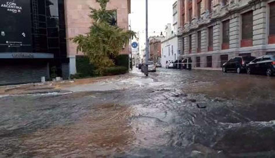 San Telmo quedó bajo el agua por la rotura de una cañería