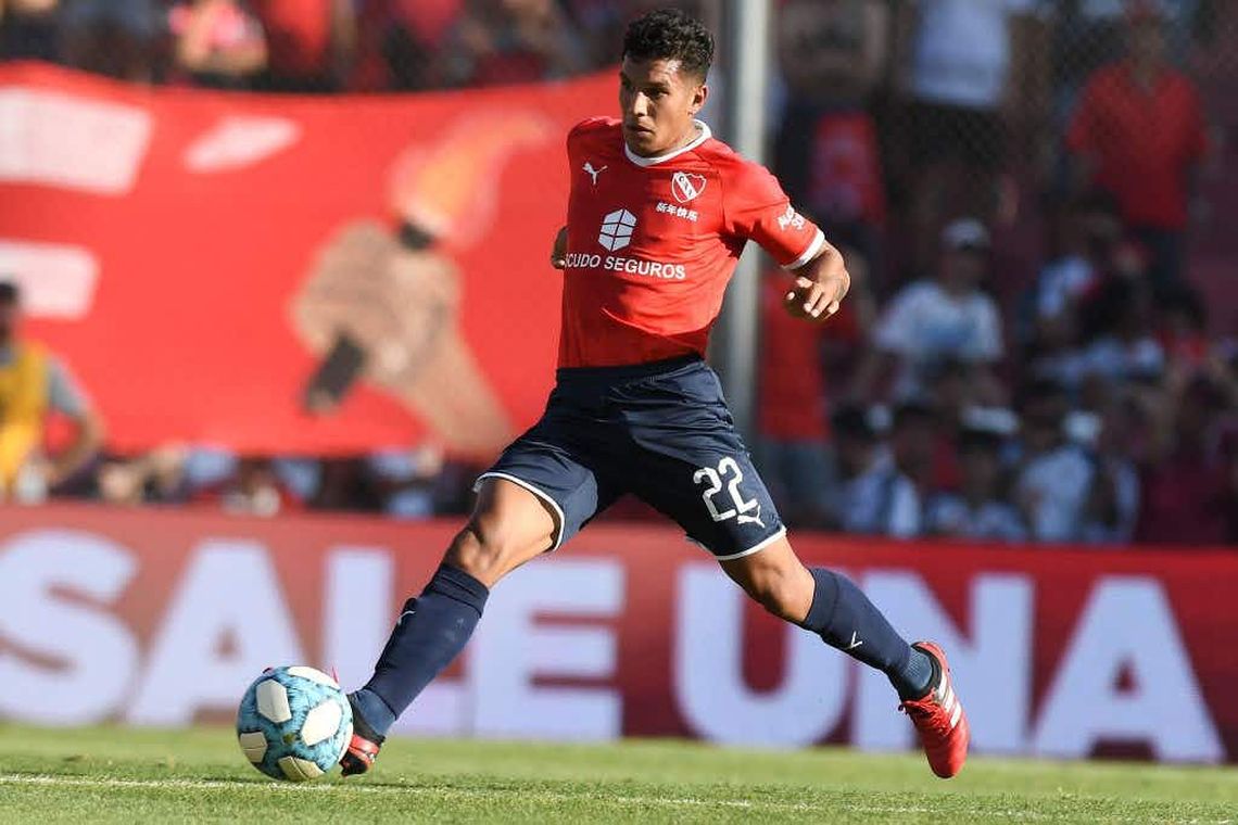 Lucas Romero regresa a la titularidad en Independiente. 