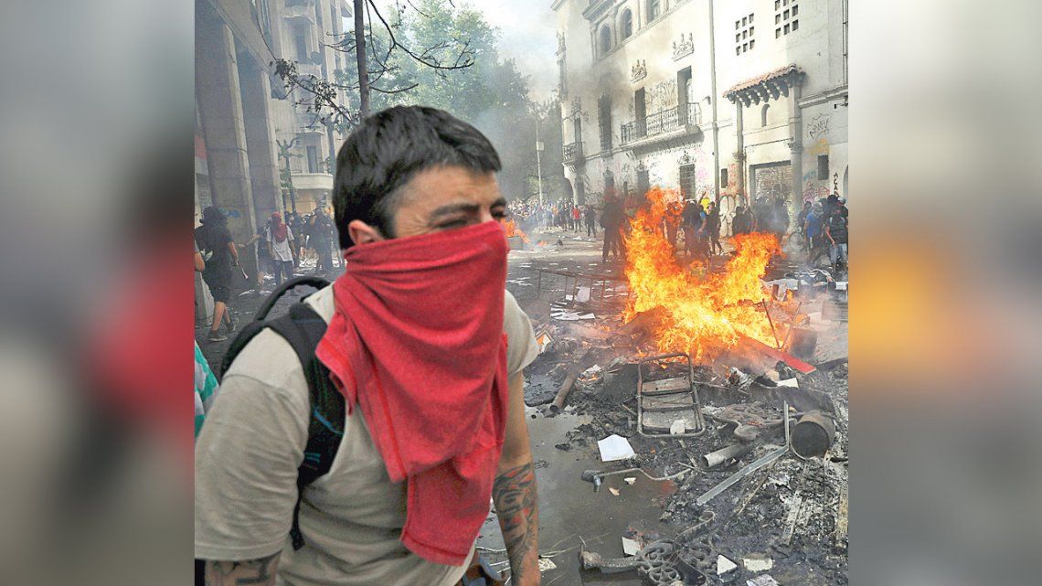 El gobierno ve una mano articuladora anárquica en la violencia desatada en Chile