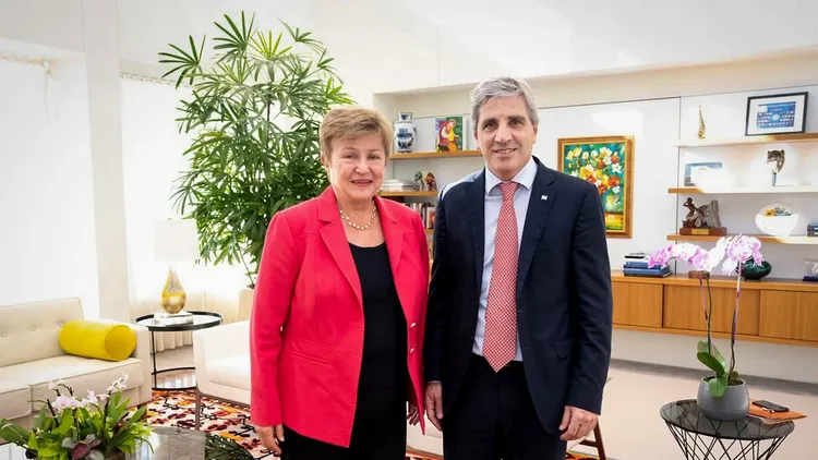 Kristalina Georgieva del FMI con el ministro de Economía, Luis Caputo.&nbsp;
