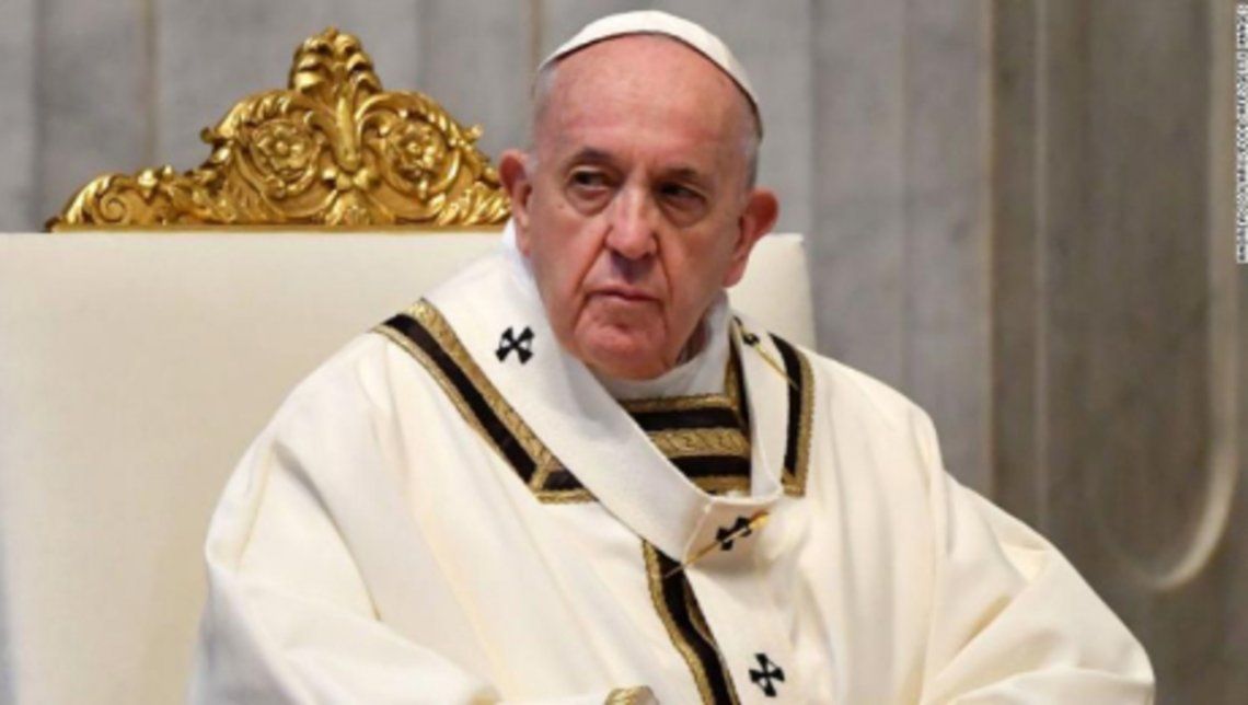 El Papa Francisco critic&oacute; a quienes "acaparan vacunas" en una carta al juez Roberto Gallardo.